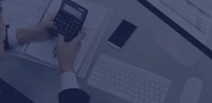 Mãos segurando calculadora com resultado ICMS.